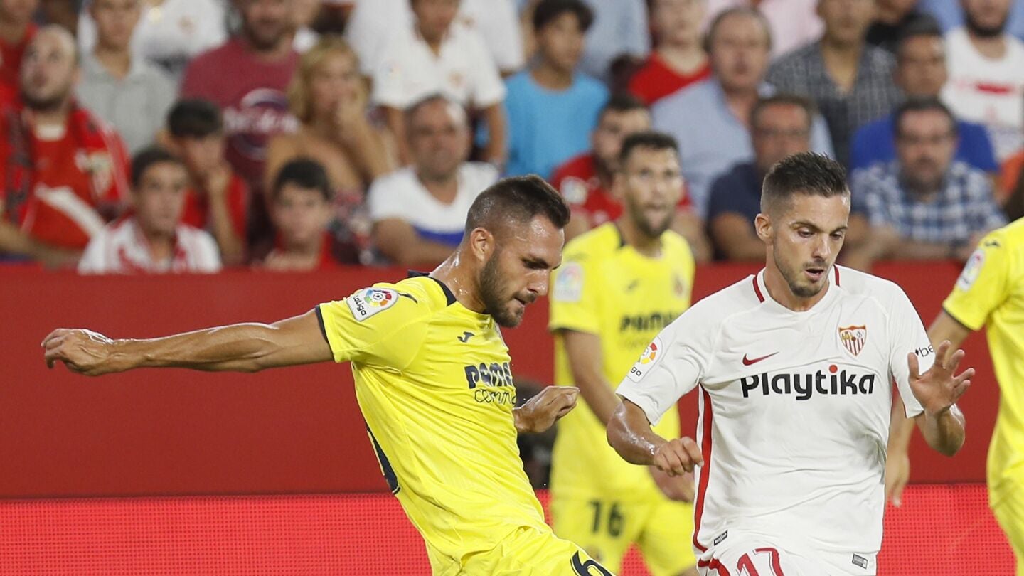 V&iacute;ctor Ruiz y Sarabia pugnan por el bal&oacute;n