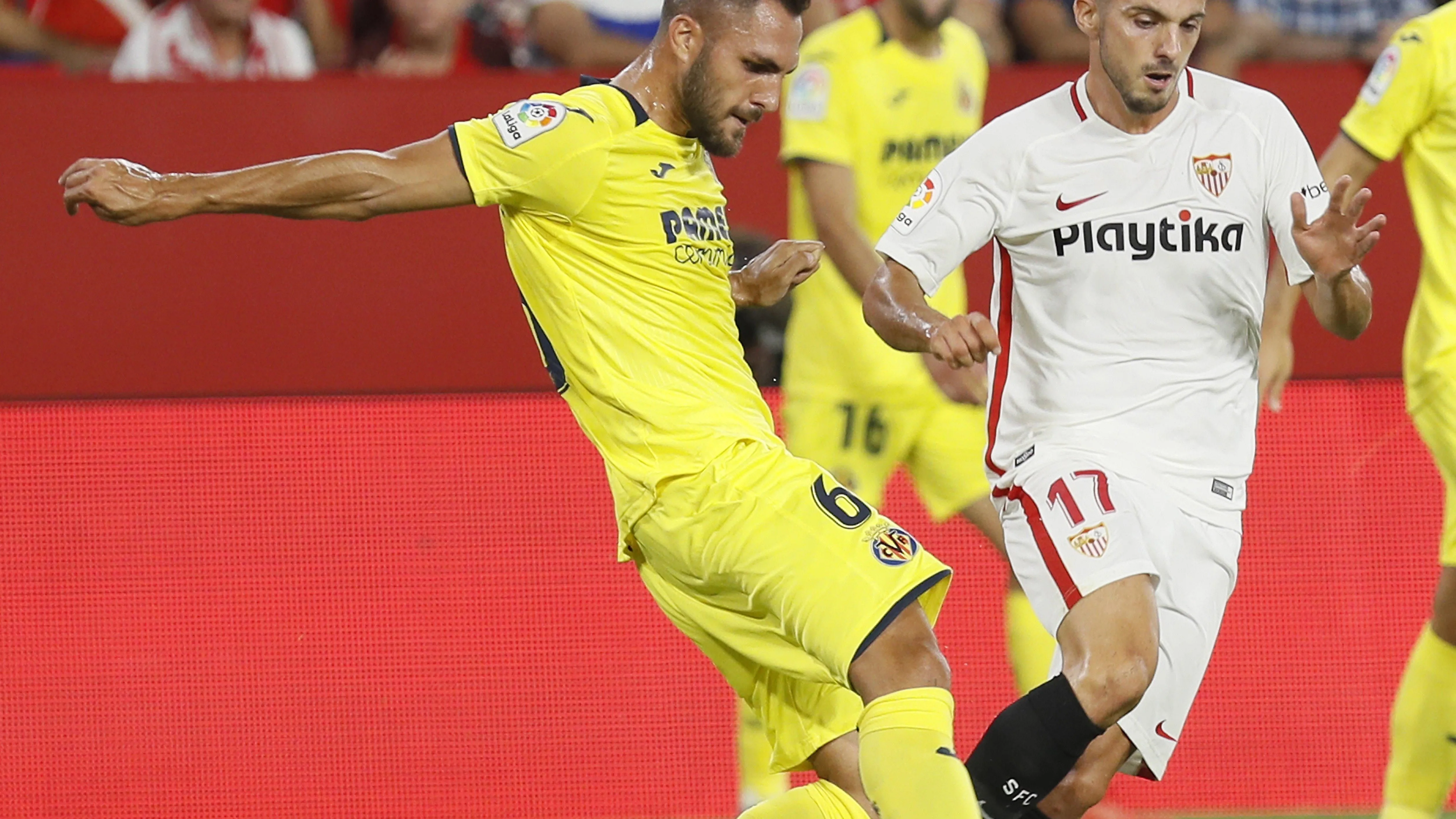 Víctor Ruiz y Sarabia pugnan por el balón