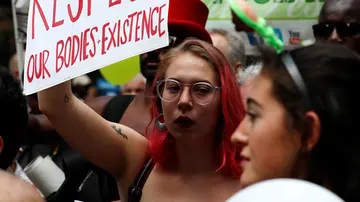 En la imagen una manifestante en Nueva York en el 'Día Topless'