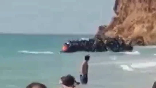 BORRADOR Unos 50 migrantes llegan a una playa de Chiclana en una zodiac ante la atenta mirada de los bañistas BORRADOR Unos 50 migrantes llegan a una playa de Chiclana en una zodiac ante la atenta mirada de los bañistas