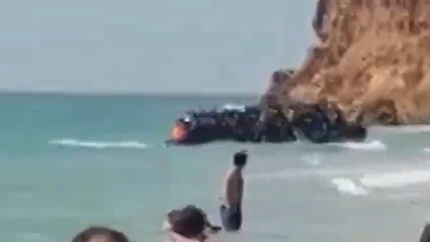 BORRADOR Unos 50 migrantes llegan a una playa de Chiclana en una zodiac ante la atenta mirada de los bañistas BORRADOR Unos 50 migrantes llegan a una playa de Chiclana en una zodiac ante la atenta mirada de los bañistas