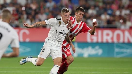Kroos y Pere Pons pelean por la posesión del balón Kroos y Pere Pons pelean por la posesión del balón