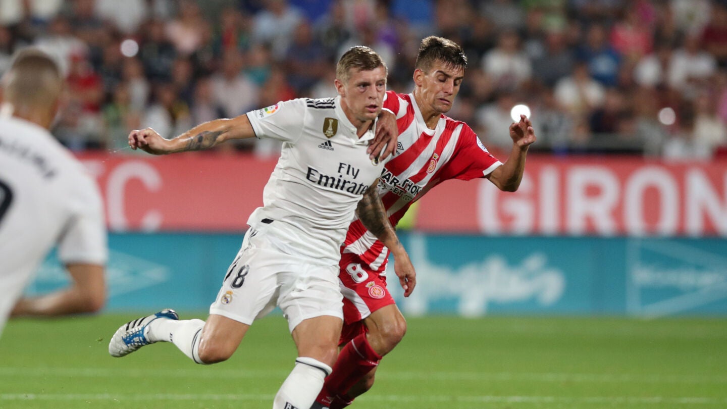 Kroos y Pere Pons pelean por la posesi&oacute;n del bal&oacute;n