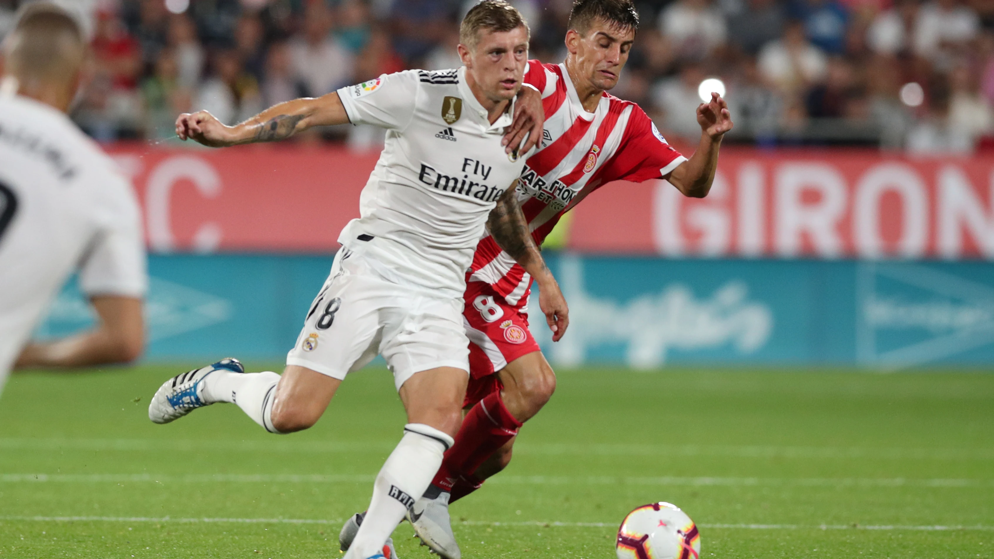 Kroos y Pere Pons pelean por la posesión del balón