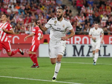 Benzema celebra su gol de penalti contra el Girona Benzema celebra su gol de penalti contra el Girona