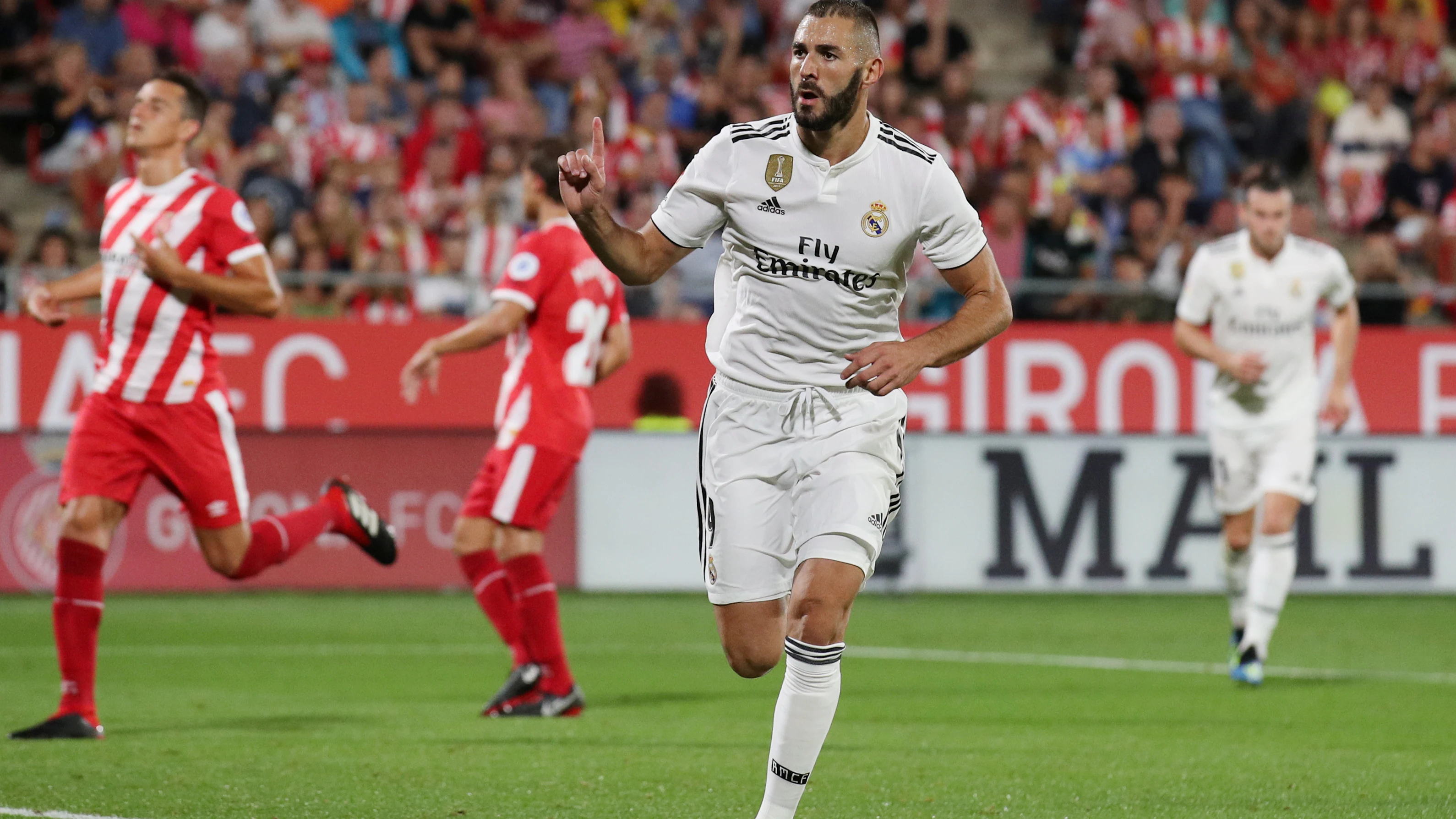 Benzema celebra su gol de penalti contra el Girona