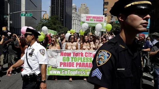 Hombres y mujeres en topless durante la movilización en EEUU Hombres y mujeres en topless durante la movilización en EEUU