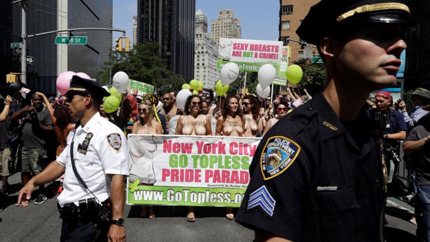 Hombres y mujeres en topless durante la movilizaci&oacute;n en EEUU
