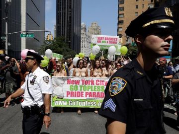 Hombres y mujeres en topless durante la movilización en EEUU Hombres y mujeres en topless durante la movilización en EEUU