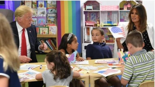 Trump ayuda a unos niños a colorear al bandera de EEUU Trump ayuda a unos niños a colorear al bandera de EEUU