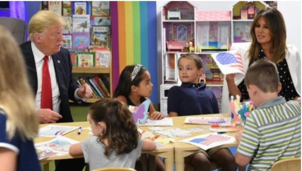 Trump ayuda a unos niños a colorear al bandera de EEUU
