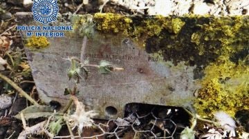 Pieza metálica encontrada el 23 de agosto en una finca de La Laguna (Tenerife), que desde un principio se pensó que podía proceder de un avión