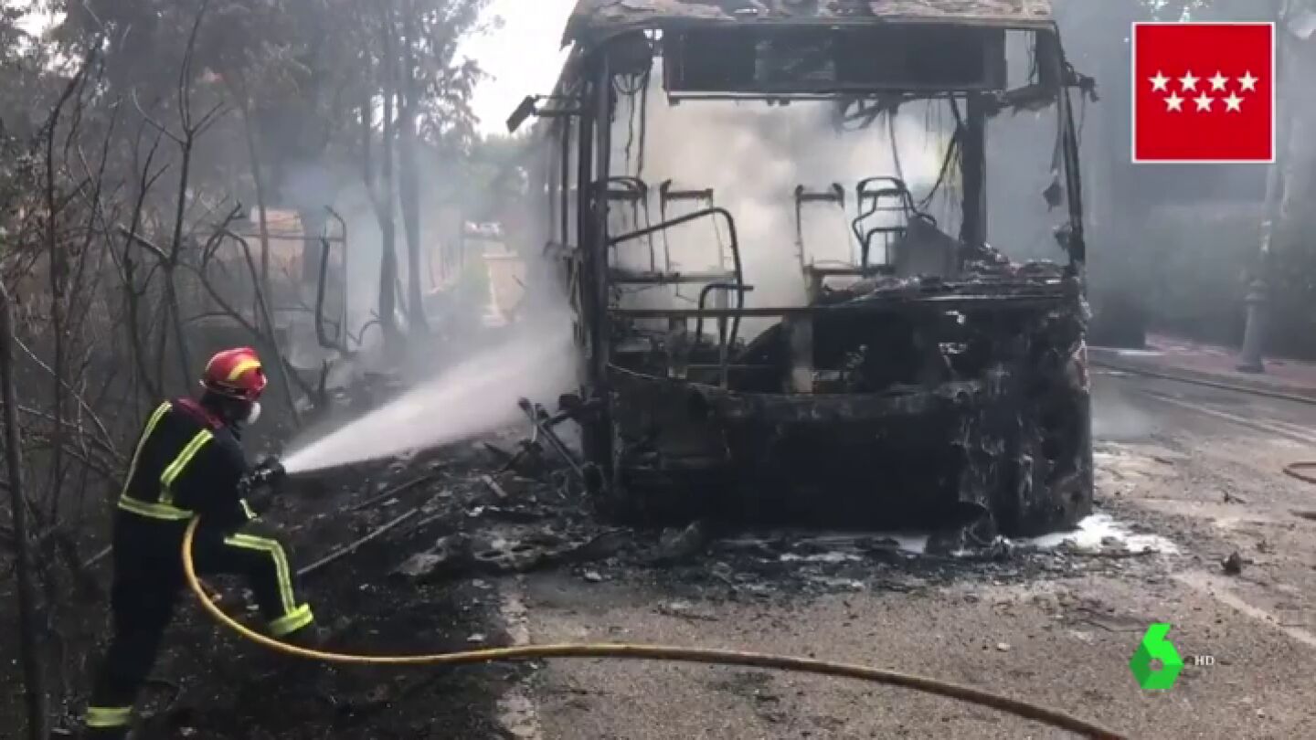 Arde un autob&uacute;s y el fuego alcanza dos parcelas en Villanueva de la Ca&ntilde;ada, Madrid