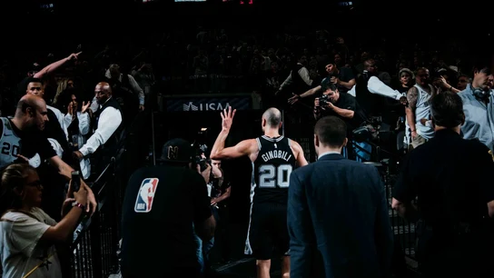 Ginobili despidiéndose de la afición del AT&T Center Ginobili despidiéndose de la afición del AT&T Center