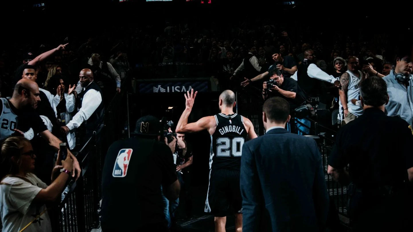 Ginobili despidiéndose de la afición del AT&T Center Ginobili despidiéndose de la afición del AT&T Center