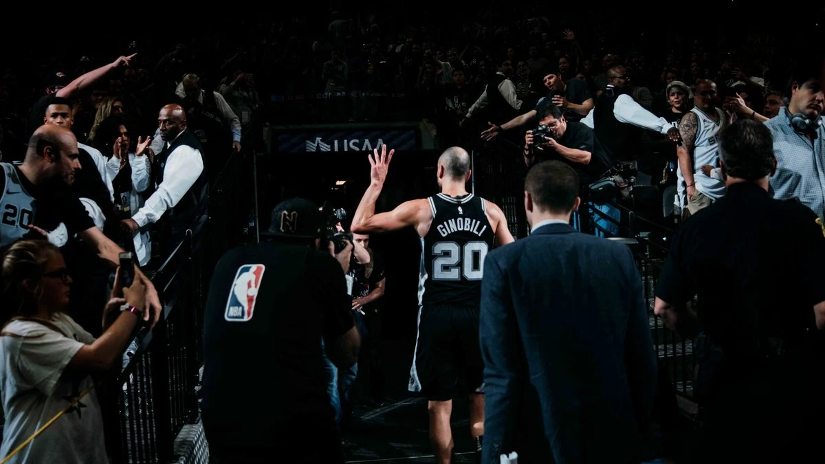 Ginobili despidiéndose de la afición del AT&T Center