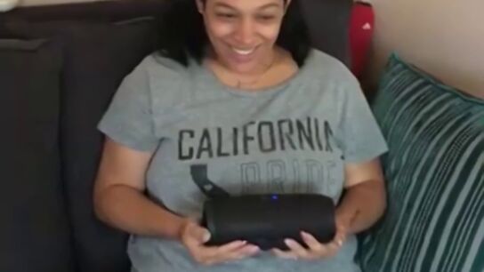 Momento en el que Jenny conoce el sexo de su beb&eacute; a trav&eacute;s de la voz de su padre fallecido