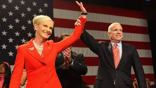 John y Cindy McCain durante un acto John y Cindy McCain durante un acto