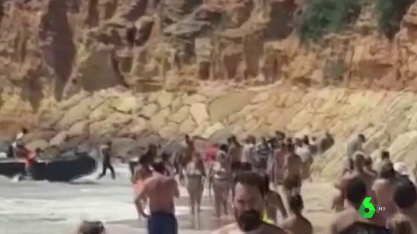 BORRADOR Los ba&ntilde;istas grabaron la llegada de una patera con 58 migrantes a una playa de Chiclana