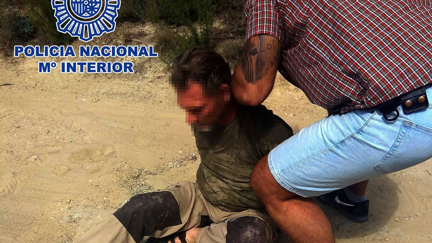 Fotograf&iacute;a facilitada por la Polic&iacute;a Nacional donde se muestra la detenci&oacute;n de un hombre