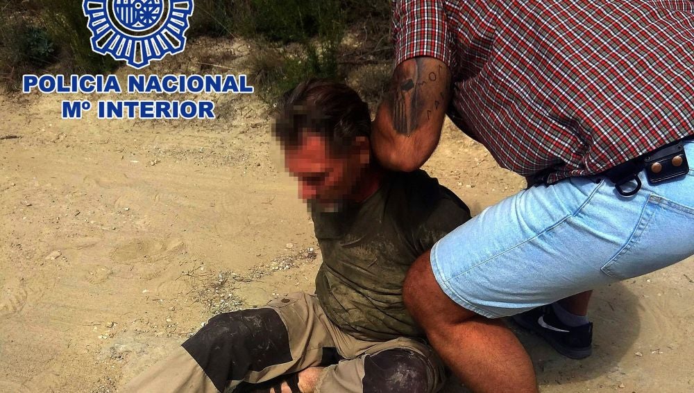 Fotografía facilitada por la Policía Nacional donde se muestra la detención de un hombre