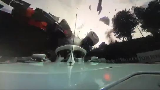 El momento del accidente de Alonso y Leclerc El momento del accidente de Alonso y Leclerc