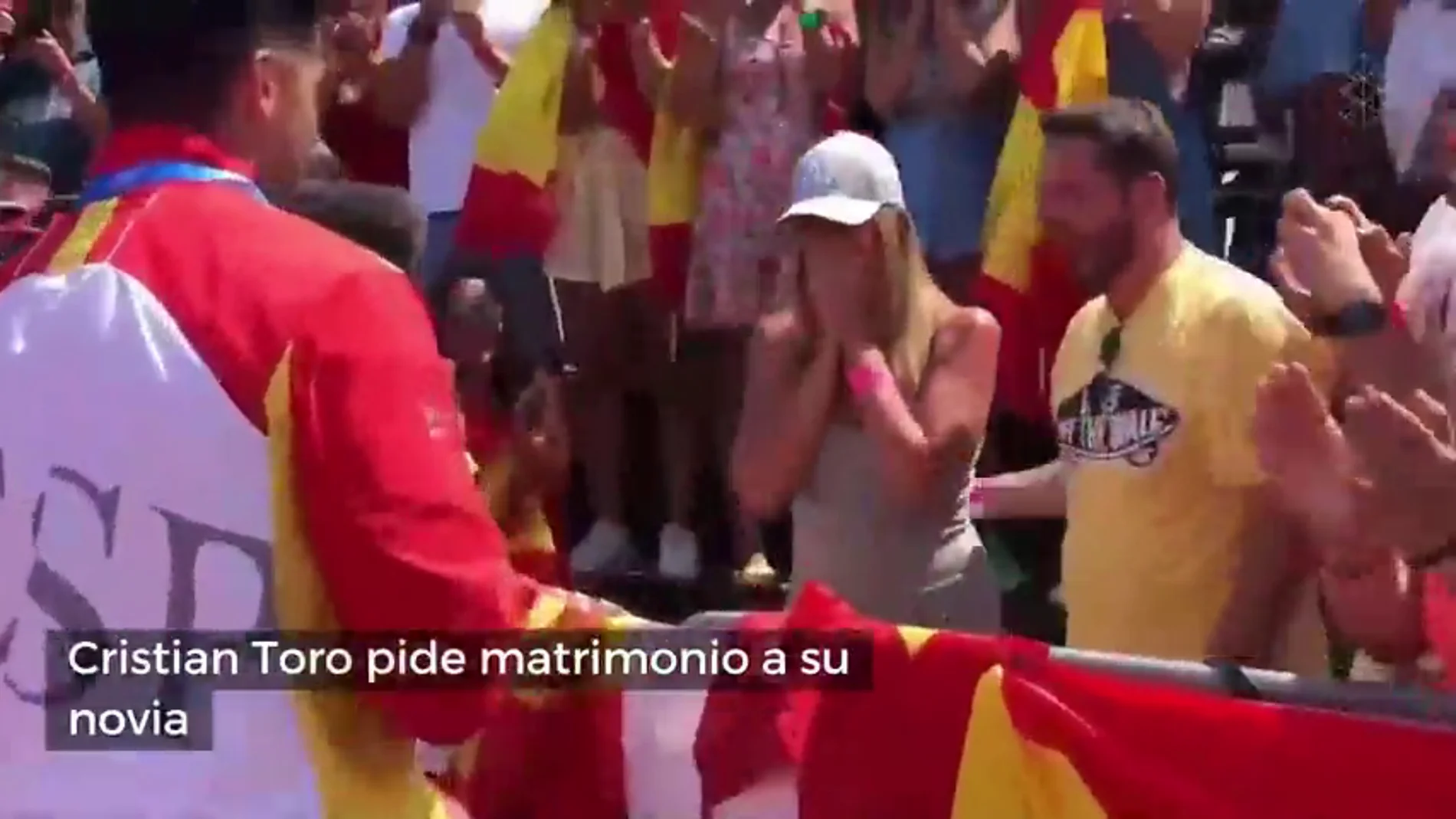 Cristian Toro pide matrimonio a su novia nada más bajar del podio en el Mundial