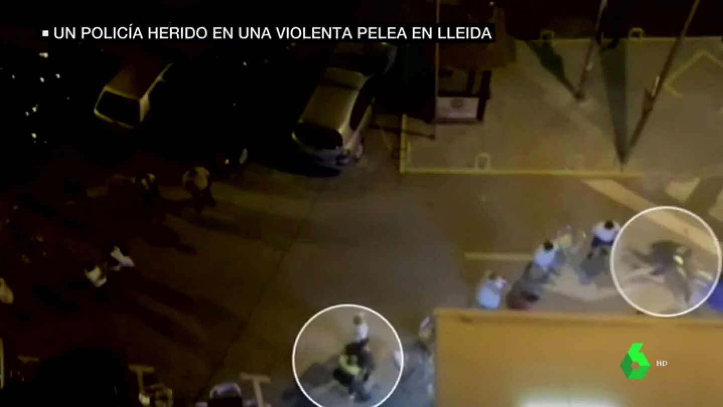 Impactantes im&aacute;genes: un polic&iacute;a local resulta herido tras recibir dos sillazos en una violenta trifulca