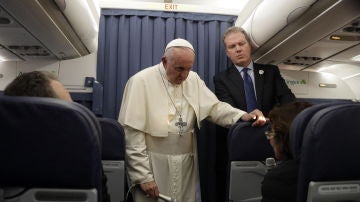 El papa Francisco charla con los periodistas en el avión