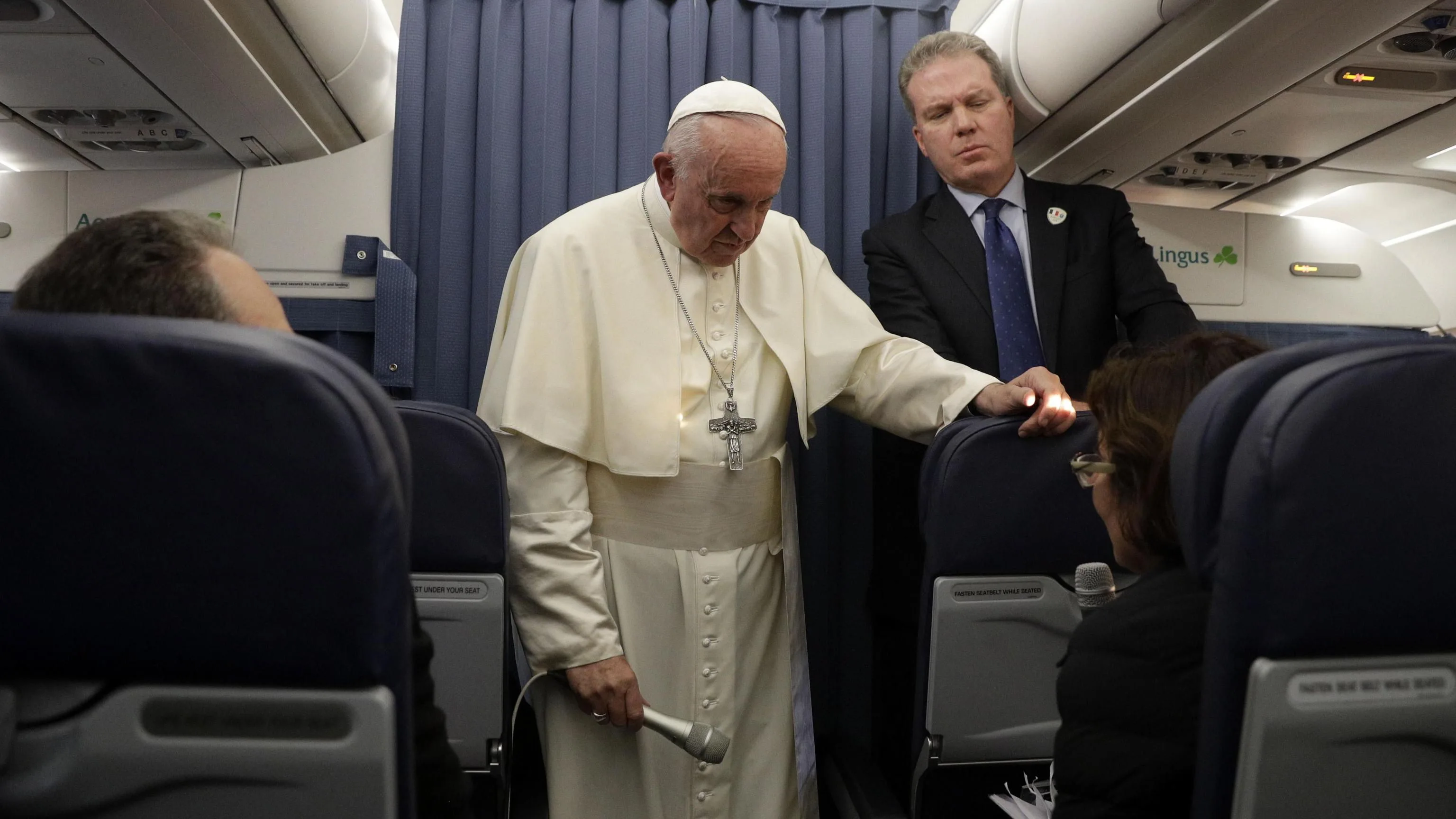 El papa Francisco charla con los periodistas en el avión