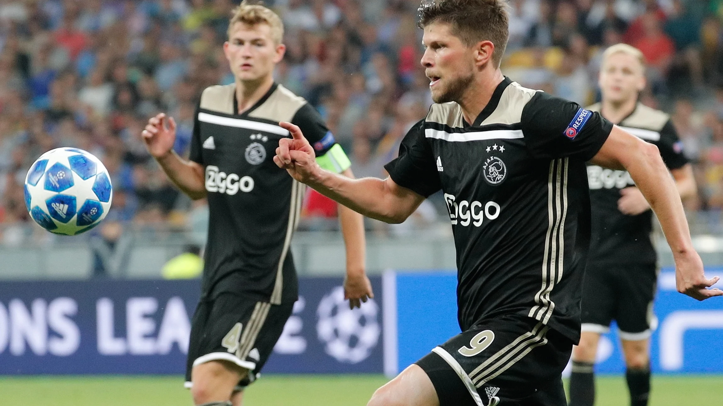 Huntelaar, en acción contra el Dinamo