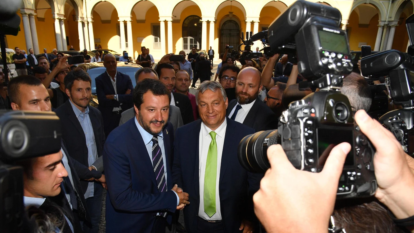 Salvini y Orbán estrechan lazos en Milán frente al resto de la UE Salvini y Orbán estrechan lazos en Milán frente al resto de la UE