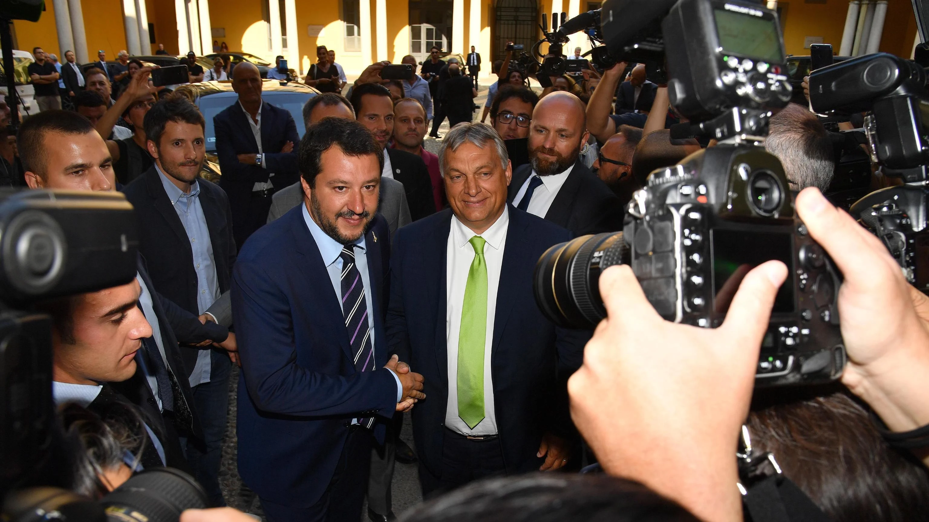 Salvini y Orbán estrechan lazos en Milán frente al resto de la UE