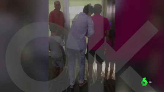 La mujer agredida por quitar lazos en Barcelona a su entrada al hospital La mujer agredida por quitar lazos en Barcelona a su entrada al hospital