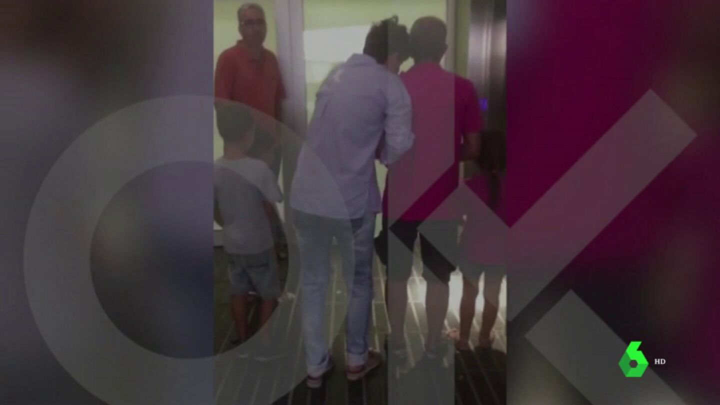 La mujer agredida por quitar lazos en Barcelona a su entrada al hospital