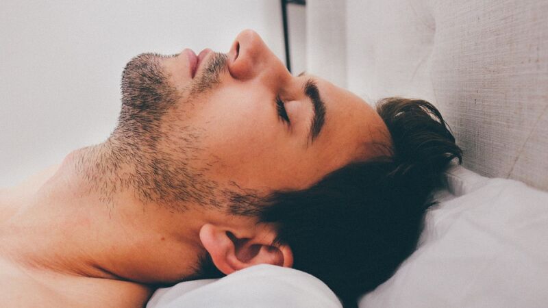 Ni menos de 6 horas ni más de 8: un estudio concluye el número de horas justas que deberías dormir