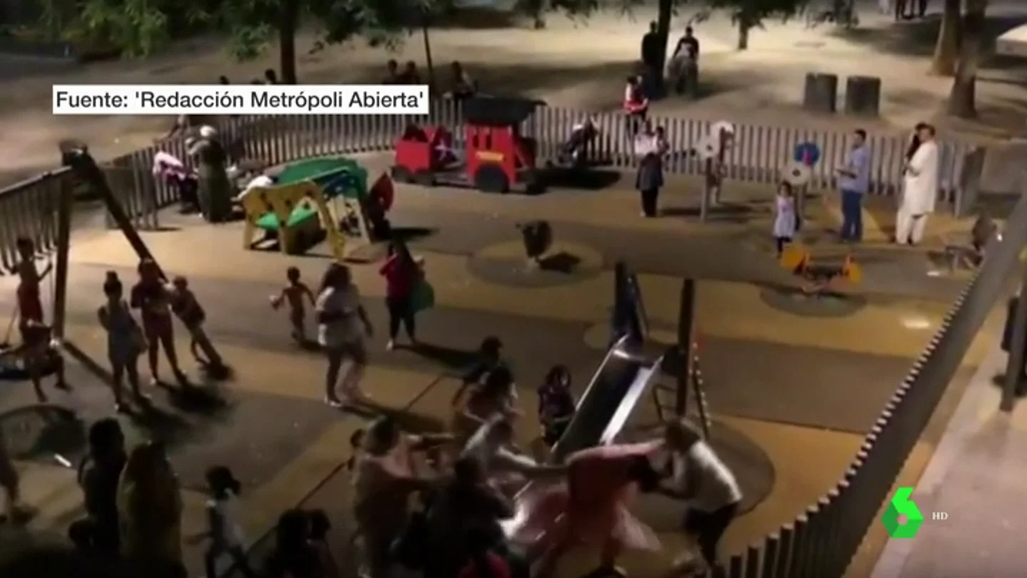 Brutal pelea en un parque infantil en Barcelona Brutal pelea en un parque infantil en Barcelona