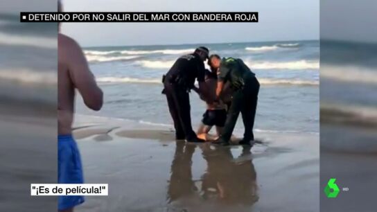 BORRADOR La Guardia Civil detiene a un hombre por no salir del mar con bandera roja