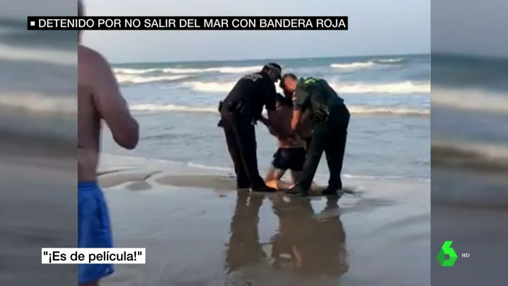 BORRADOR La Guardia Civil detiene a un hombre por no salir del mar con bandera roja