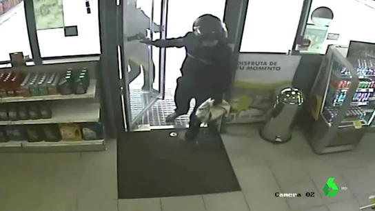 Atracador entrando a una gasolinera Atracador entrando a una gasolinera