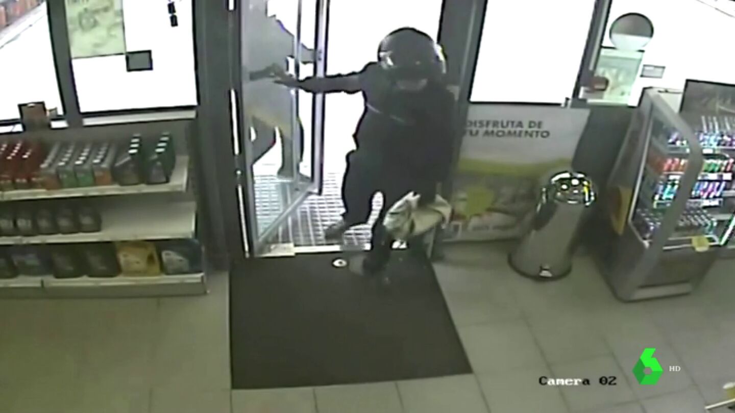 Atracador entrando a una gasolinera