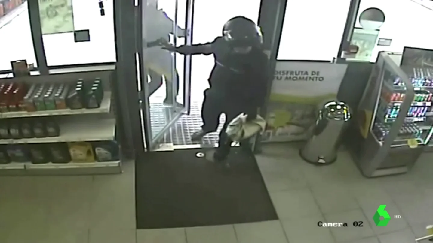 Atracador entrando a una gasolinera Atracador entrando a una gasolinera
