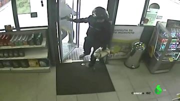 Atracador entrando a una gasolinera