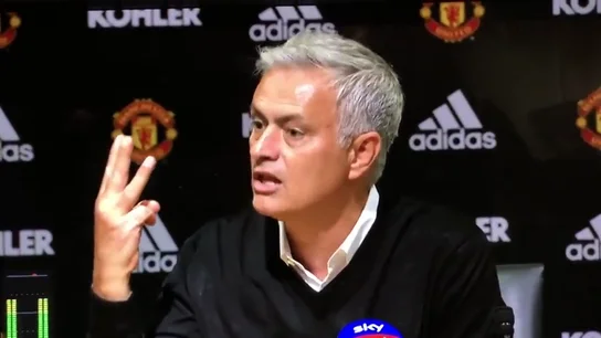 Mourinho se encara con los medios: "Tengo tres Premier, más que los otros 19 entrenadores juntos" Mourinho se encara con los medios: "Tengo tres Premier, más que los otros 19 entrenadores juntos"