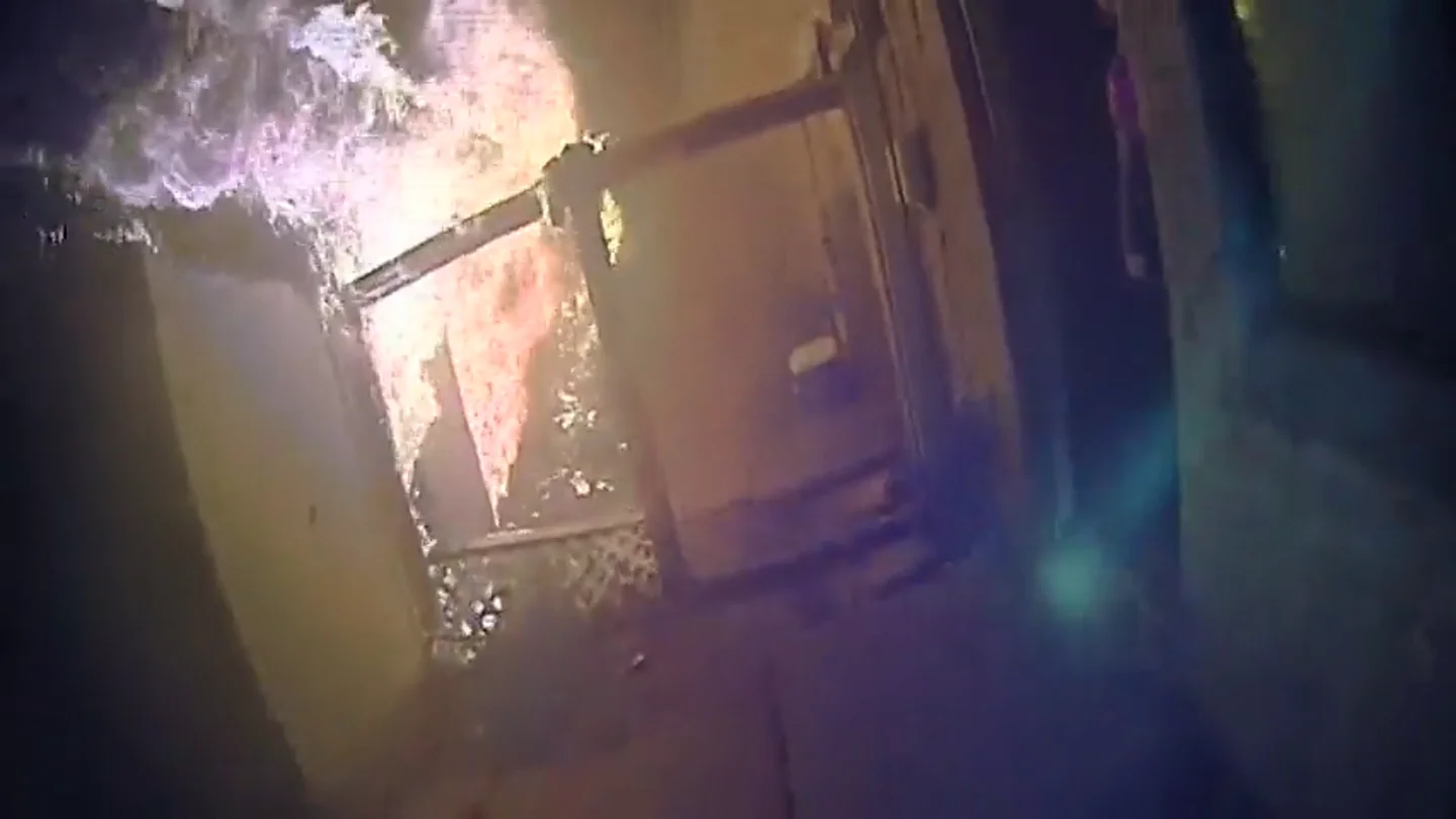 Rescata a un padre y sus seis hijos, entre ellos dos bebés, de un incendio en Texas Rescata a un padre y sus seis hijos, entre ellos dos bebés, de un incendio en Texas