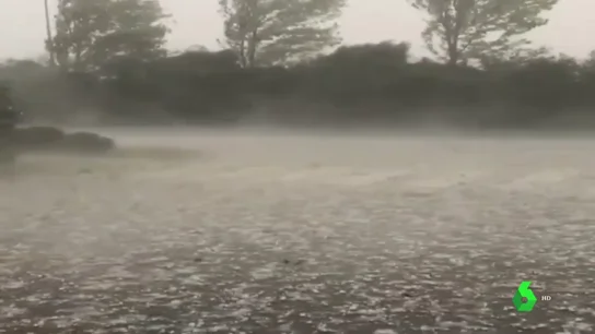 Las fuertes tormentas dejan en Cataluña granizo y rachas de viento de hasta 90 kilómetros por hora Las fuertes tormentas dejan en Cataluña granizo y rachas de viento de hasta 90 kilómetros por hora