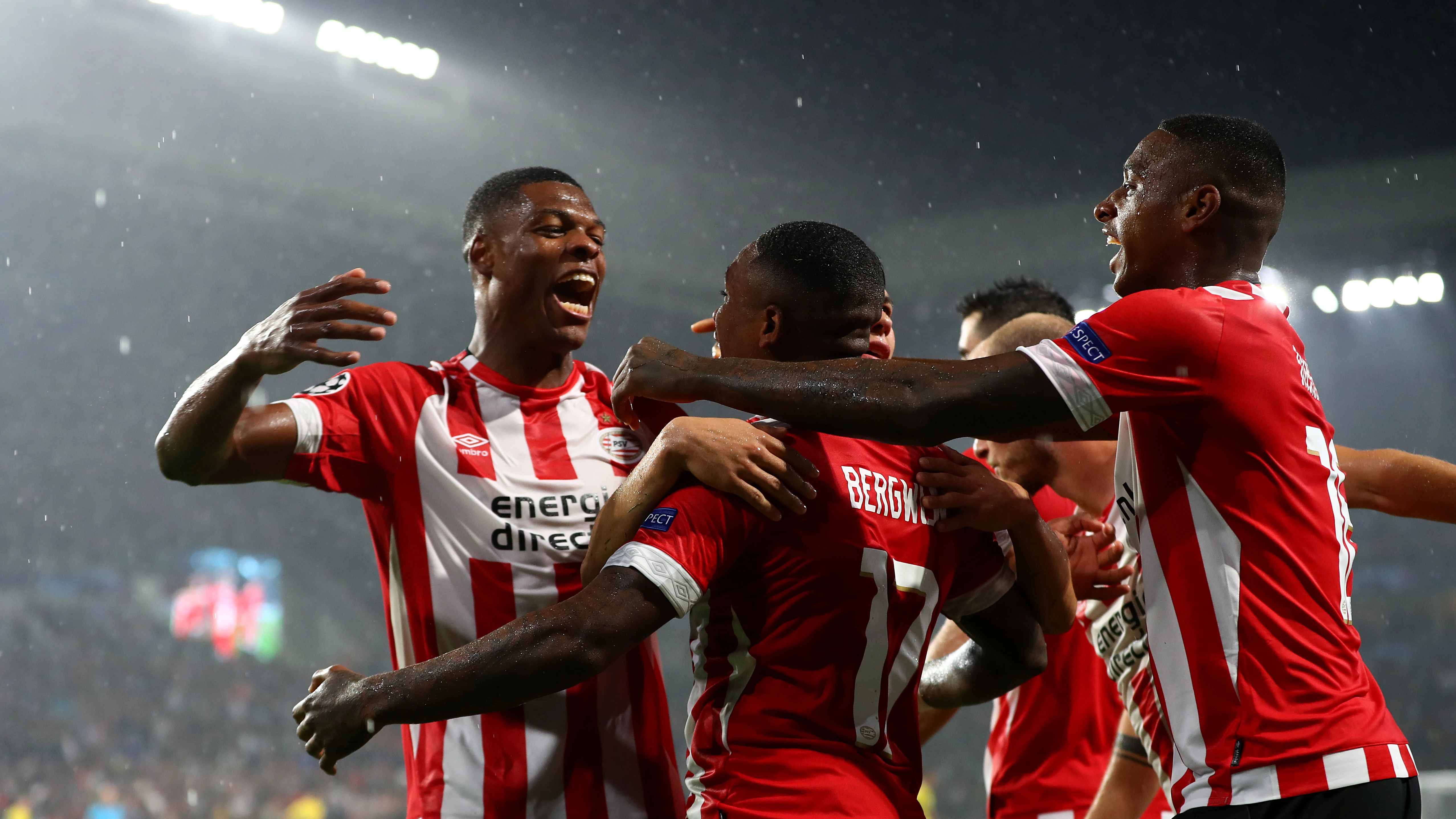 Los jugadores del PSV celebran uno de los goles contra el BATE