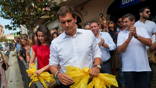 Albert Rivera e Inés Arrimadas retiran lazos amarillos. Albert Rivera e Inés Arrimadas retiran lazos amarillos.