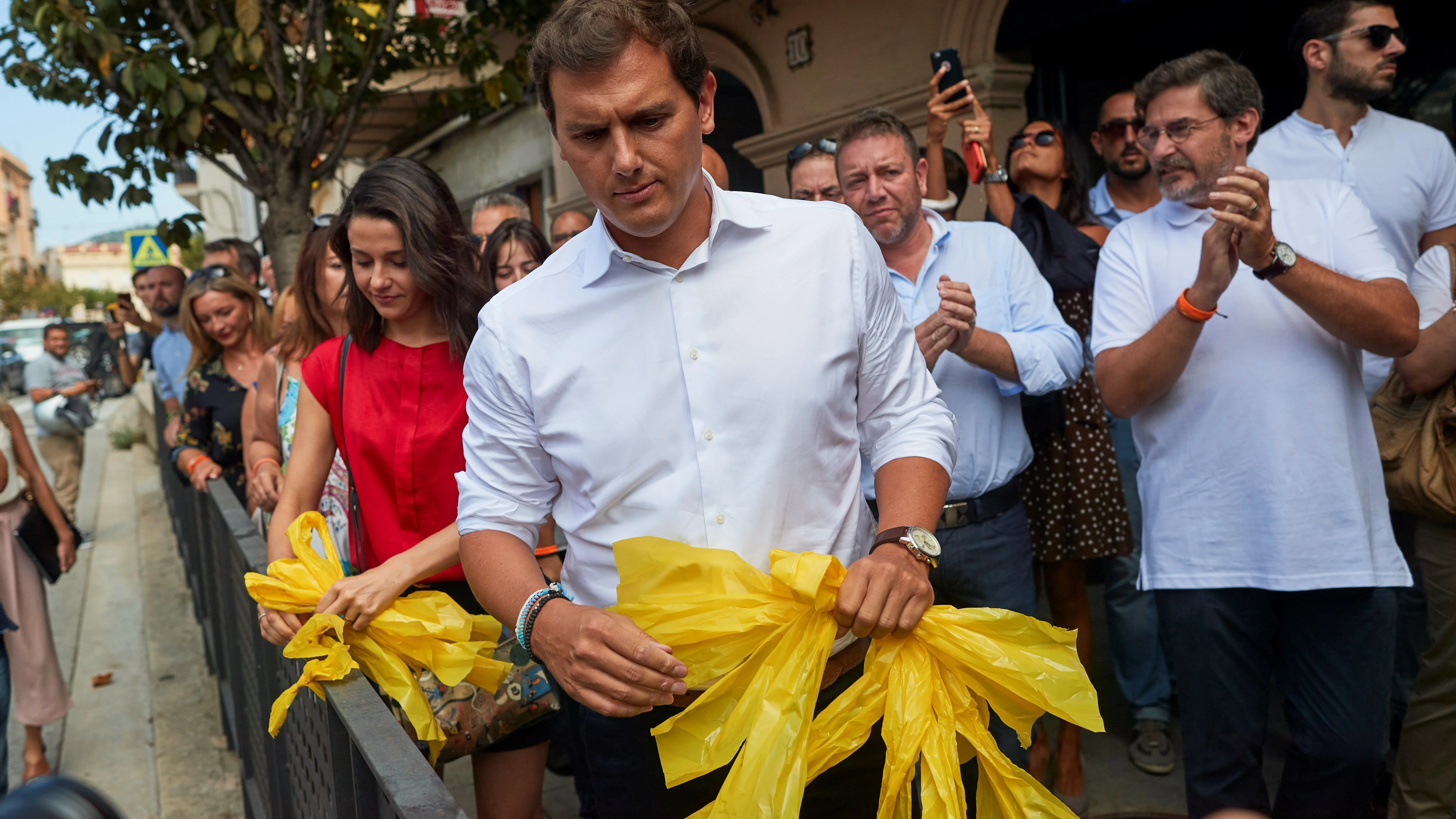 Albert Rivera e Inés Arrimadas retiran lazos amarillos.