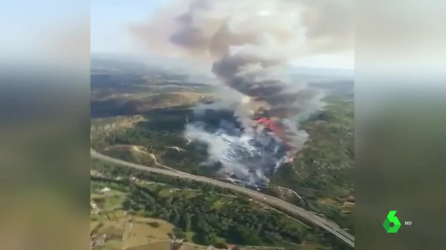 Los bomberos trabajan para evitar que se extienda el incendio de Vilaza, en Ourense Los bomberos trabajan para evitar que se extienda el incendio de Vilaza, en Ourense